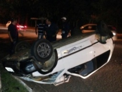 Carro fura sinal vermelho e capota após colisão em cruzamento no Guanandi
