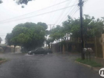 Chuva torrencial provoca alagamentos em vários pontos de Campo Grande
