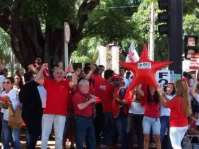Zeca comanda ato de petistas pró-Lula no centro da Capital