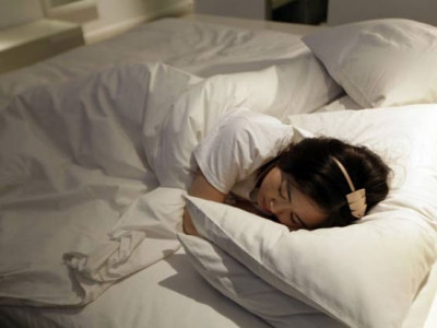 O que comer (e o que evitar) para dormir bem