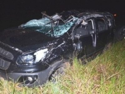 Motorista perde controle, carro capota e deixa três pessoas feridas
