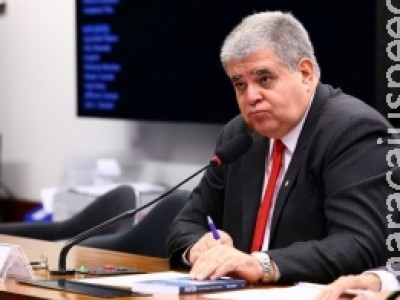 Deputado de MS diz que foi hostilizado por conta da gravata vermelha