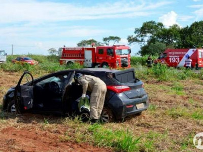 Médico capota veículo na BR-267 ao desviar de buracos