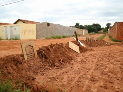 Moradores usam terra de enxurrada para protestar contra a Prefeitura