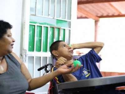 De tanto amar, faxineira adota aluno com paralisia cerebral aos 18 anos