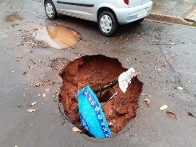 Sem manutenção, buraco em rua cresce e chega à rede de drenagem