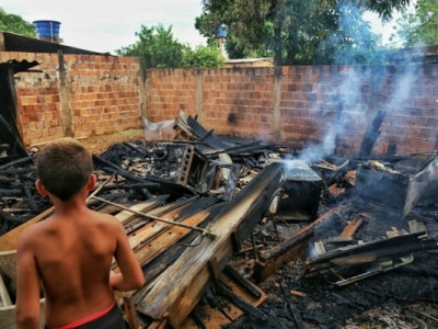 Incêndio destrói casa de madeira e proprietário diz que foi crimonoso