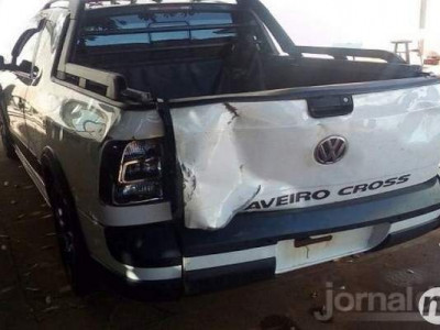 Após ultrapassagem, motorista invade canteiro e atropela quatro pessoas
