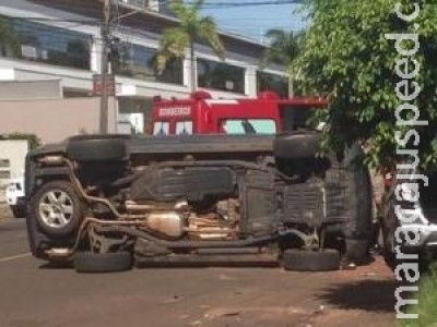 Motorista perde controle da direção, colide em dois carros e tomba