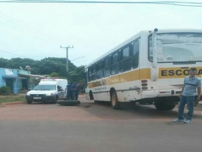 Caindo aos pedaços: roda de ônibus escolar se solta e atinge ambulância