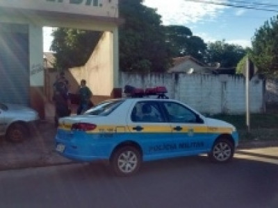 Comerciante é baleada nas costas por assaltantes ao abrir refrigeração