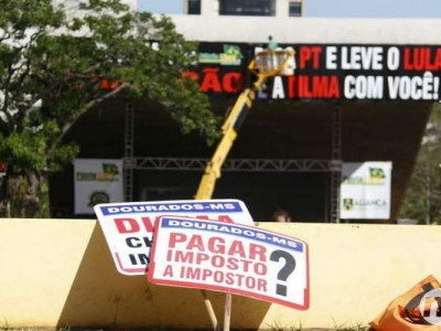 Movimento adesiva carros e convoca população para protesto de domingo