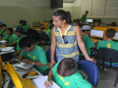 Escolas de tempo integral testam ensino sem prova ou lição de casa