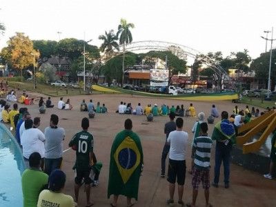 Votação do impeachment atrai pequeno público em Dourados