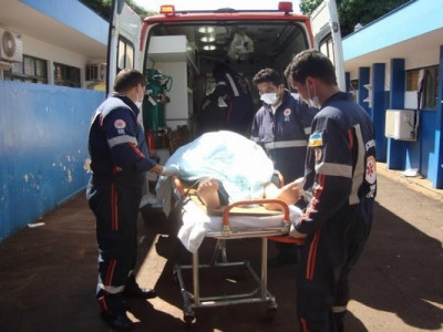 Pneu estoura, jovem cai da garupa do pai e morre