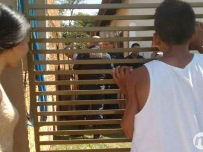 Barulho chama atenção e vizinhos capturam bandido em residencial 