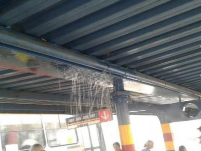 VÍDEO: Durante chuva, passageiros flagram "cachoeira" em terminal 