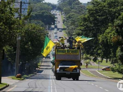 Caminhões, carros e motos participam de ato pró-impeachment em Campo Grande