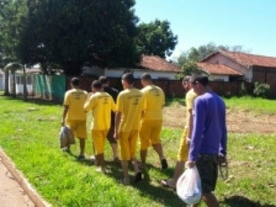 Policiais civis escoltam presos a pé por falta de combustível em viaturas