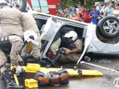 Porta de veículo aberta provoca capotamento e 4 ficam feridos
