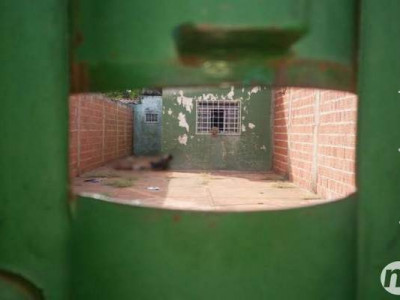Rapaz de 19 anos é encontrado morto, caído no chão de residência