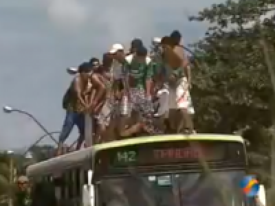 Grupo fuma maconha e "surfa" no teto de ônibus em Campo Grande