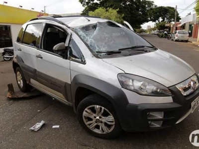 Condutora fica ferida depois de capotar carro em cruzamento da Capital