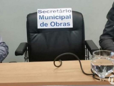 Secretário falta e vira personagem virtual em audiência das obras paradas