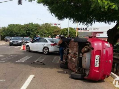 Carro tomba em Campo Grande após motorista embriagado furar sinal