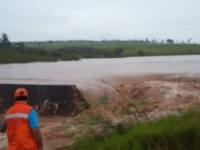 Rio Piraí transborda devido as chuvas e rompe barragem de município