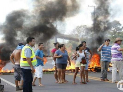Famílias cumprem promessa e bloqueiam BRs contra ordem de despejo