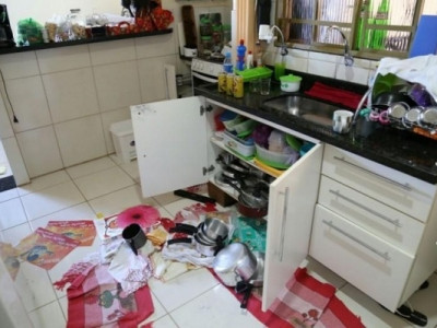 Bandidos invadem casa, fazem família refém e ainda bebem uísque e iogurte