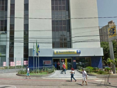 Assaltantes rendem funcionários de banco e roubam malotes na Capital