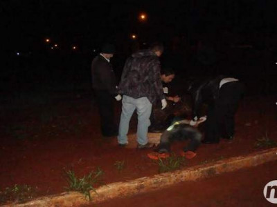 Morto com 14 facadas é reconhecido e polícia busca carros suspeitos