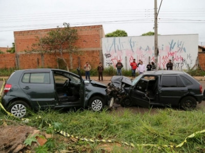 Carros batem de frente e 2 feridos são levados para Santa Casa