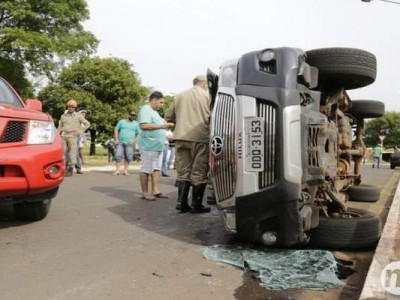 VÍDEO: Hilux tomba depois de colidir com Montana na Capital