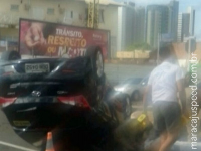 Motorista capota na frente de outdoor de campanha contra acidentes em MS