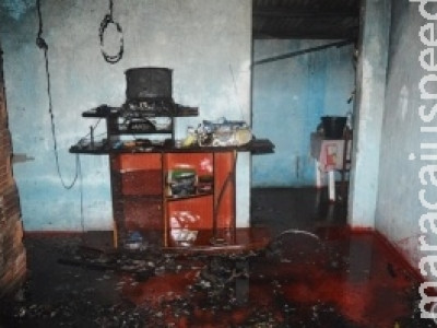Adolescentes jogam bombinha em casa de idoso e provocam incêndio