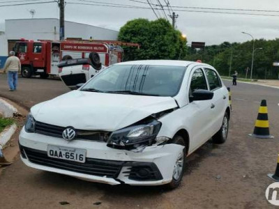 Motorista com carro novo invade rotatória e provoca capotamento