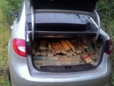 Após perseguição policial, homem abandona carro com 417 kg de maconha