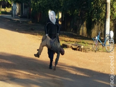 Com sacola na cabeça, PM socorre homem atacado por abelhas