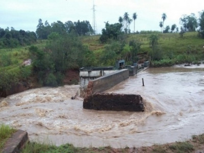 Chuva forte volta a danificar estradas, pontes e causar alagamentos em MS