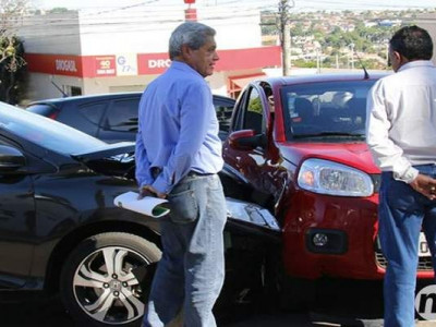 Puccinelli invade preferencial, bate em veículo de secretária e oferece carro reserva