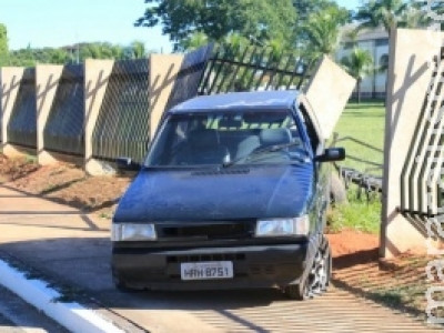 Embriagado, motorista bate e destrói parte do muro do Comando Militar