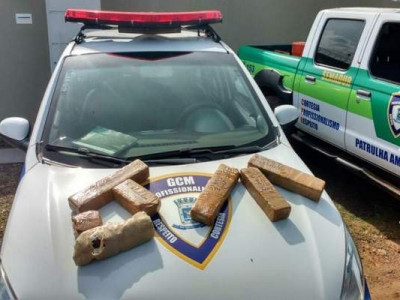 Suspeitos abandonam tabletes de maconha em bairro da Capital ao verem guardas