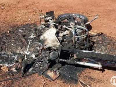 Mulher incendeia moto do namorado, que acaba preso ao acionar a PM