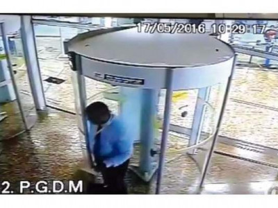 VÍDEO: imagens do momento em que assaltantes entram no Banco do Brasil