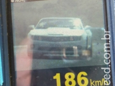 PRF flagra Camaro a 186 km/h na BR-163
