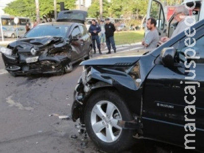 Jovem “fura” sinal e provoca acidente com mais dois veículos na Capital