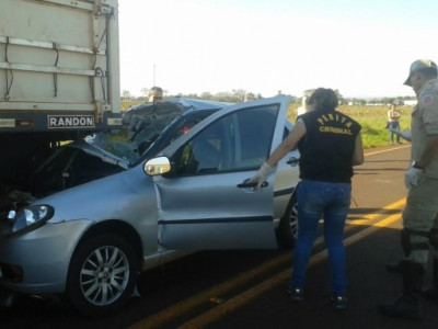 Professor bate na traseira de carreta e morre preso a ferragens